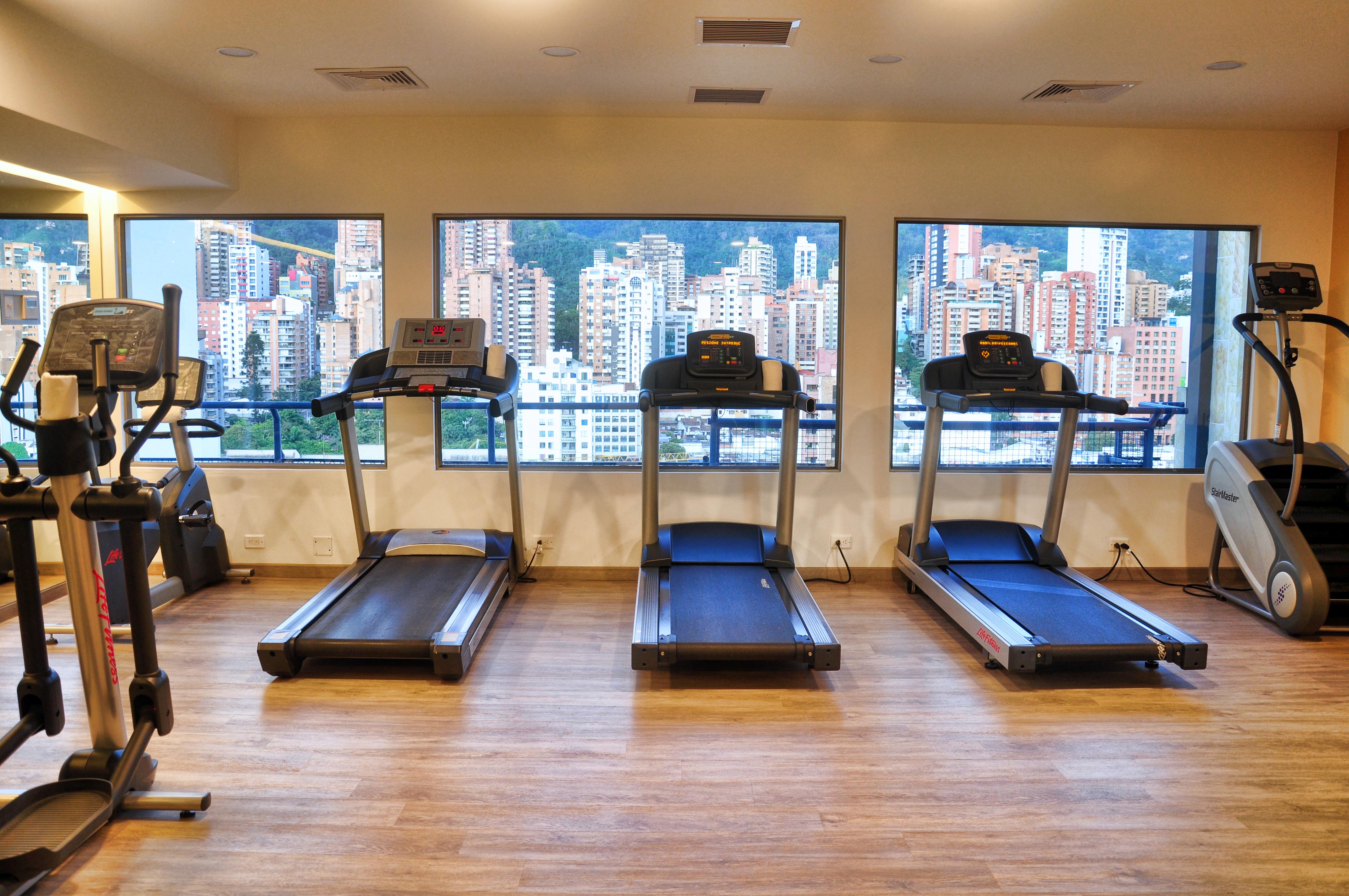 Hotel Dann Carlton บูการามังกา ภายนอก รูปภาพ Treadmills in a gym